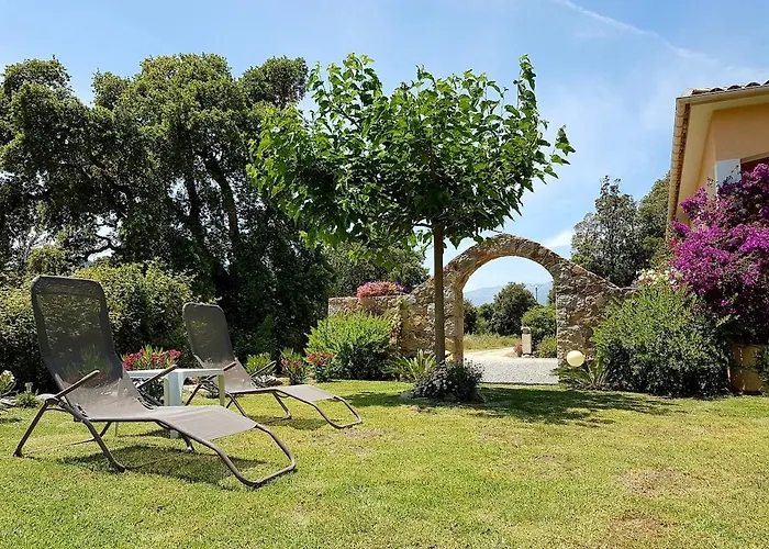 De Charme Au Bord Des Piscines Naturelles *