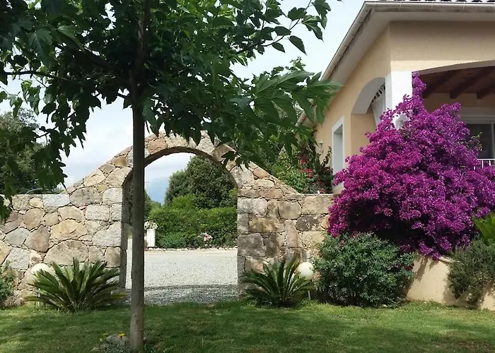 De Charme Au Bord Des Piscines Naturelles