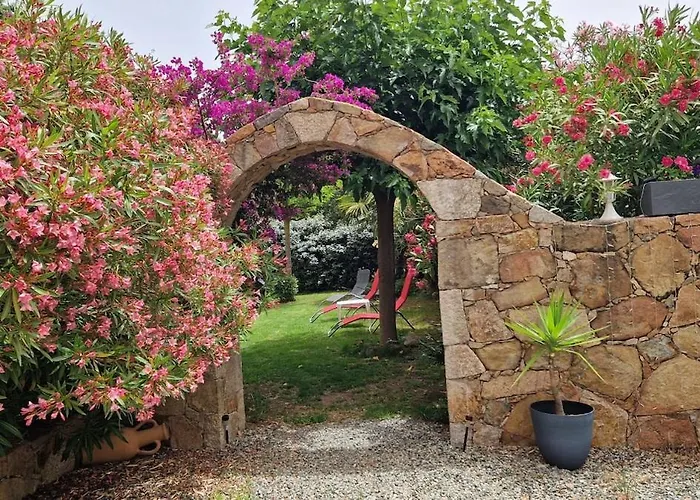 De Charme Au Bord Des Piscines Naturelles